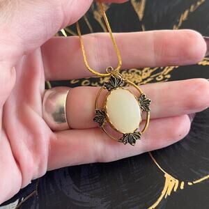Vintage Elegant MOP Gold & Cream Pendant Necklace - Enamel Leaf Accents